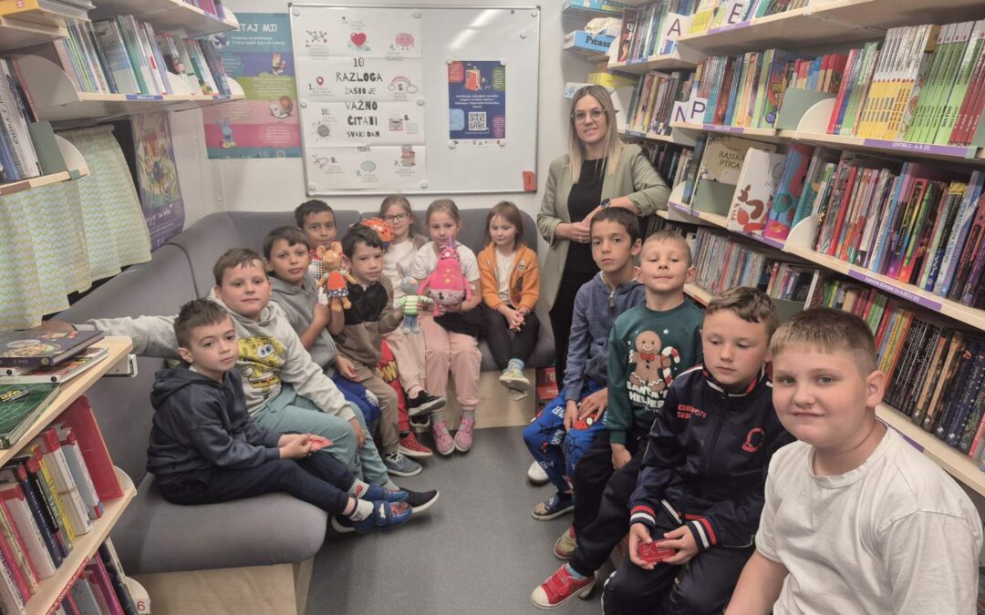 Učenici 1. b razreda posjetili bibliobus